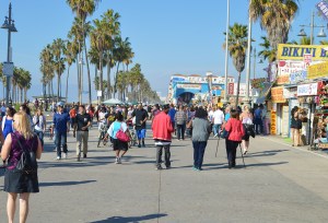 VB-Crowded side walk